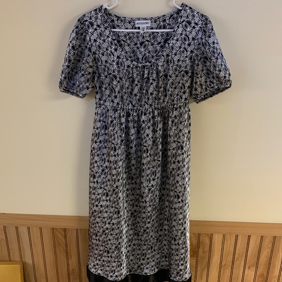 Motherhood Dresses & Skirts - Motherhood Black and White Circle Print Midi Dress